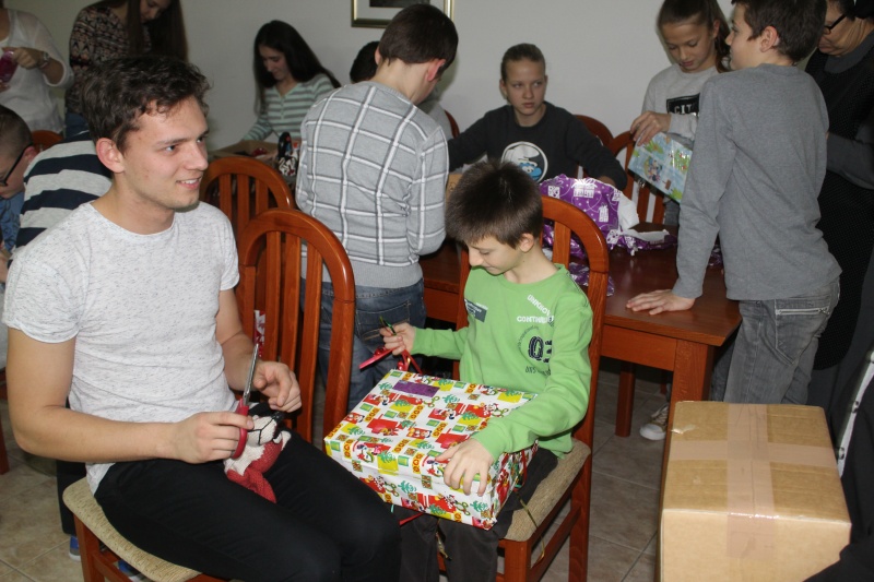 Ispružene ruke prijateljstva