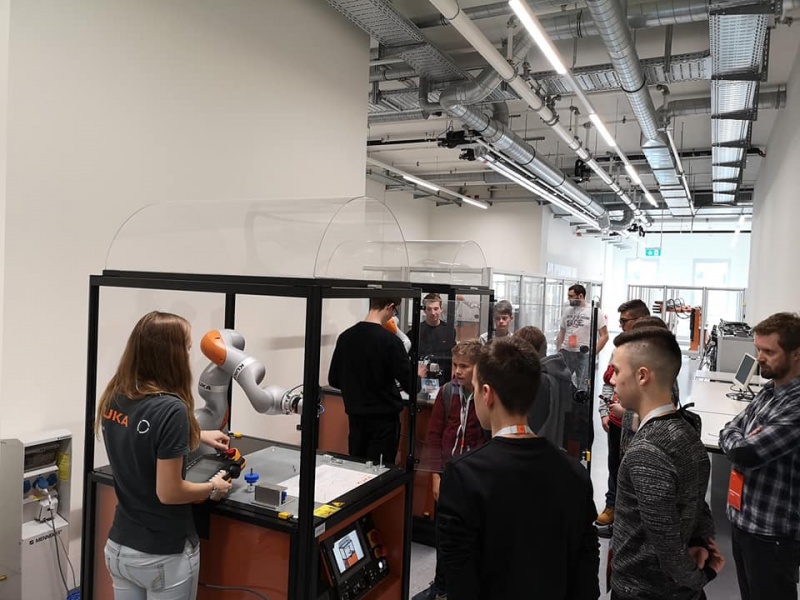 U društvu s robotima