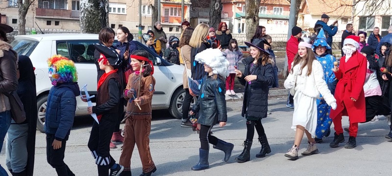 Radost maskembala pred pripremu za Uskrs